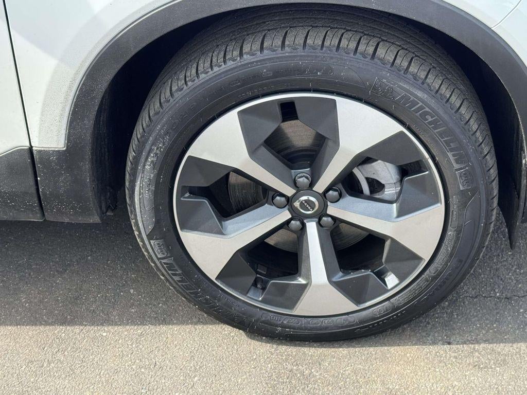 2026 Volvo XC40 Plus, B5 AWD Gas (mild hybrid), Dark