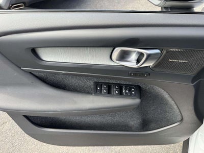 2026 Volvo XC40 Plus, B5 AWD Gas (mild hybrid), Dark