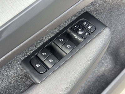 2026 Volvo XC40 Plus, B5 AWD Gas (mild hybrid), Dark