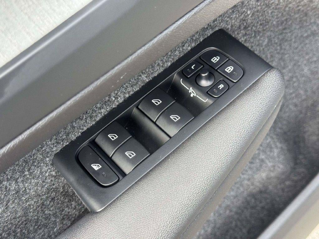 2026 Volvo XC40 Plus, B5 AWD Gas (mild hybrid), Dark