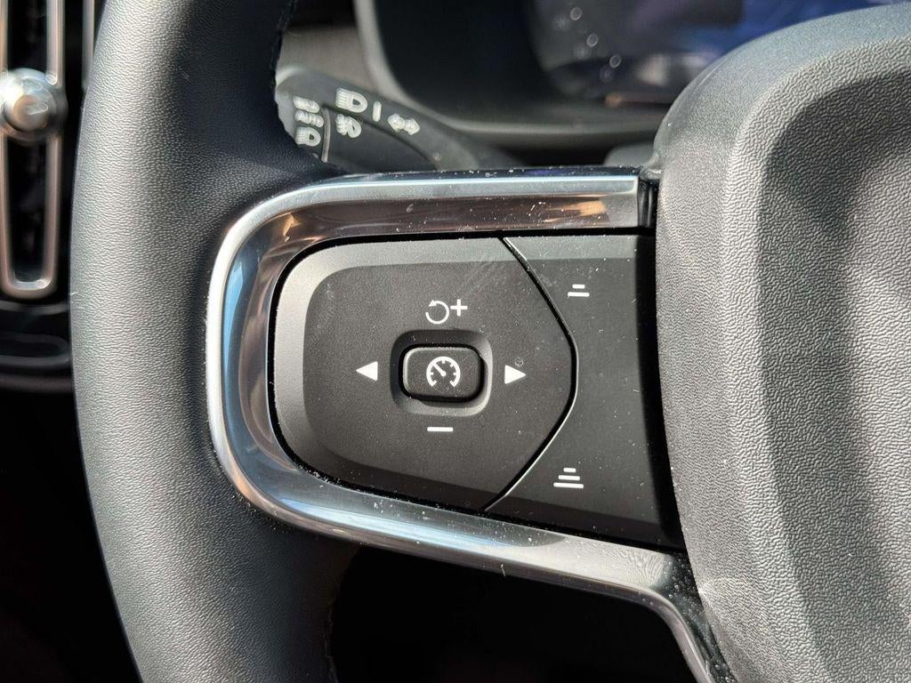2026 Volvo XC40 Plus, B5 AWD Gas (mild hybrid), Dark