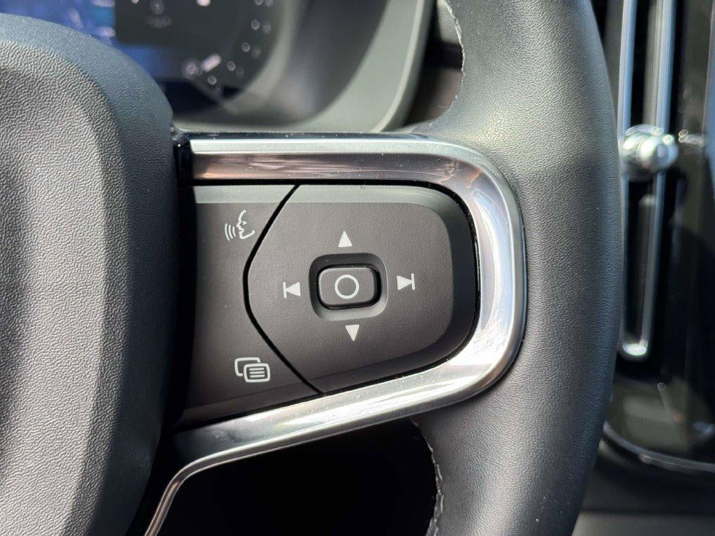 2026 Volvo XC40 Plus, B5 AWD Gas (mild hybrid), Dark