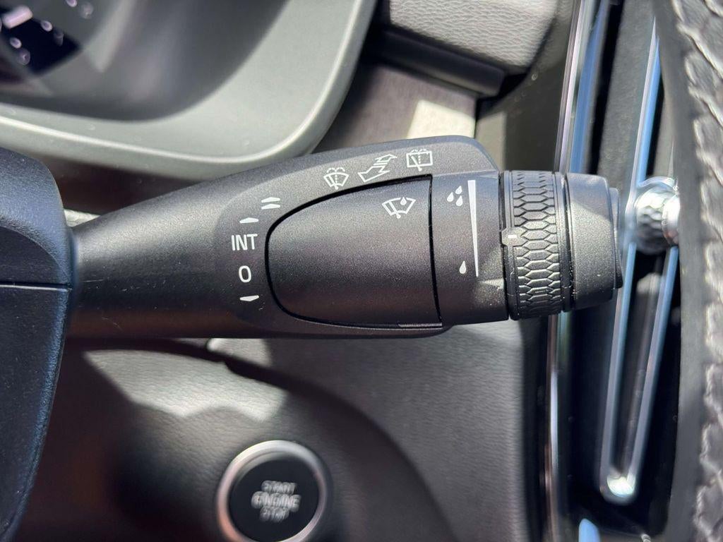 2026 Volvo XC40 Plus, B5 AWD Gas (mild hybrid), Dark