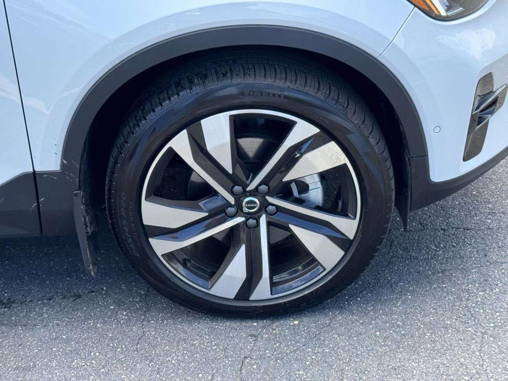 2026 Volvo XC40 Plus, B5 AWD Gas (mild hybrid), Dark