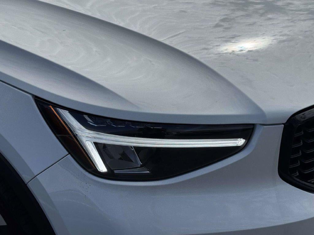 2026 Volvo XC40 Plus, B5 AWD Gas (mild hybrid), Dark