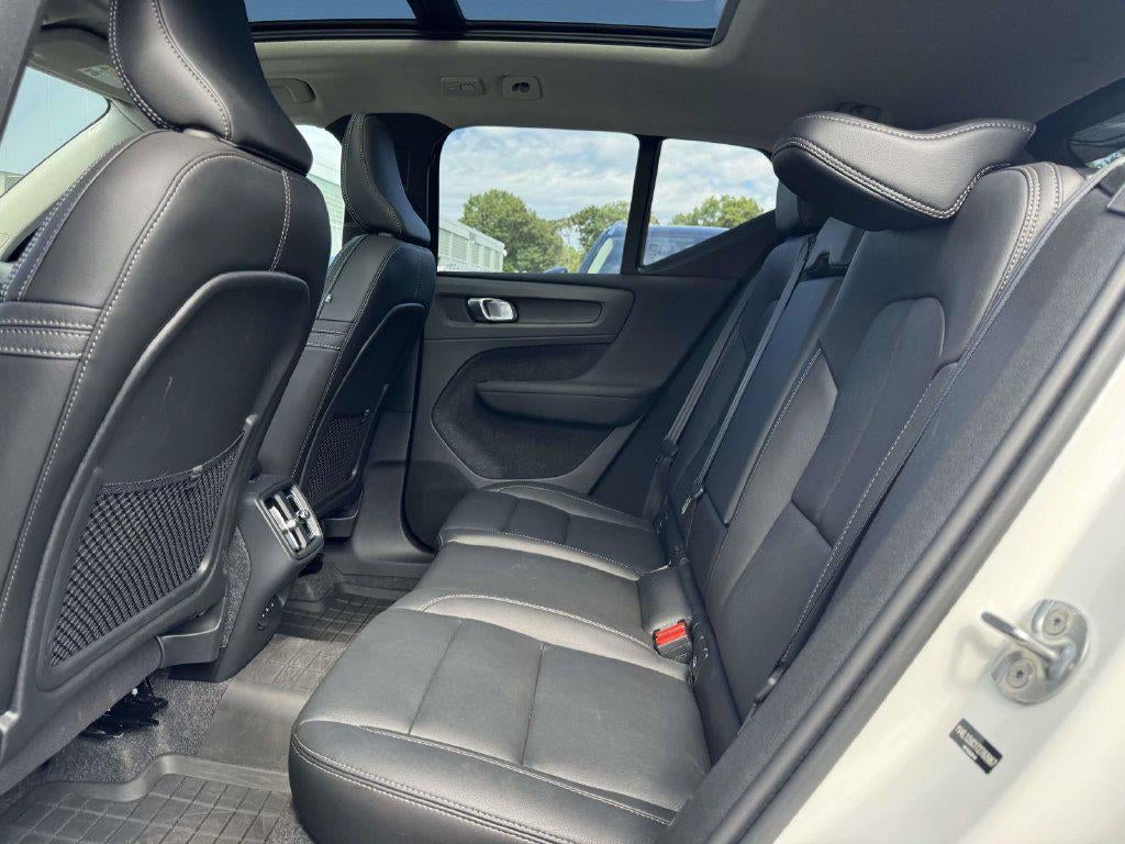 2026 Volvo XC40 Plus, B5 AWD Gas (mild hybrid), Dark