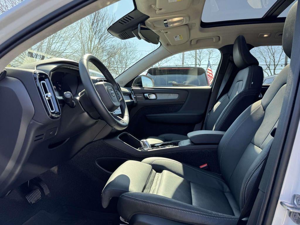 2026 Volvo XC40 Plus, B5 AWD Gas (mild hybrid), Dark