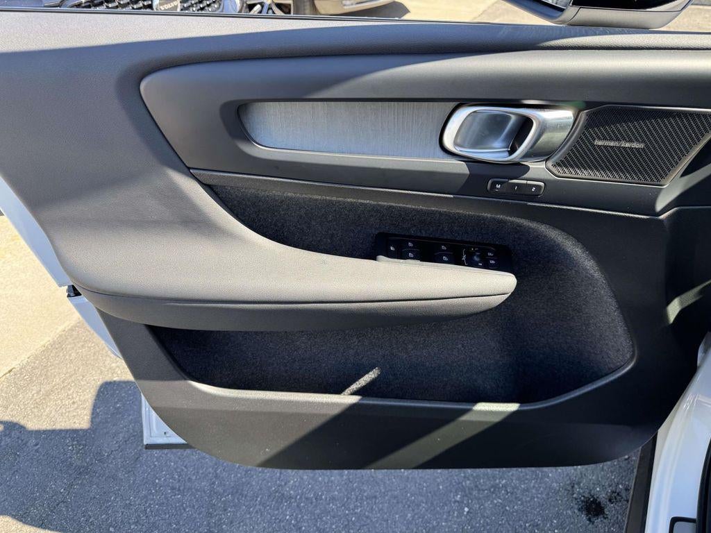 2026 Volvo XC40 Plus, B5 AWD Gas (mild hybrid), Dark