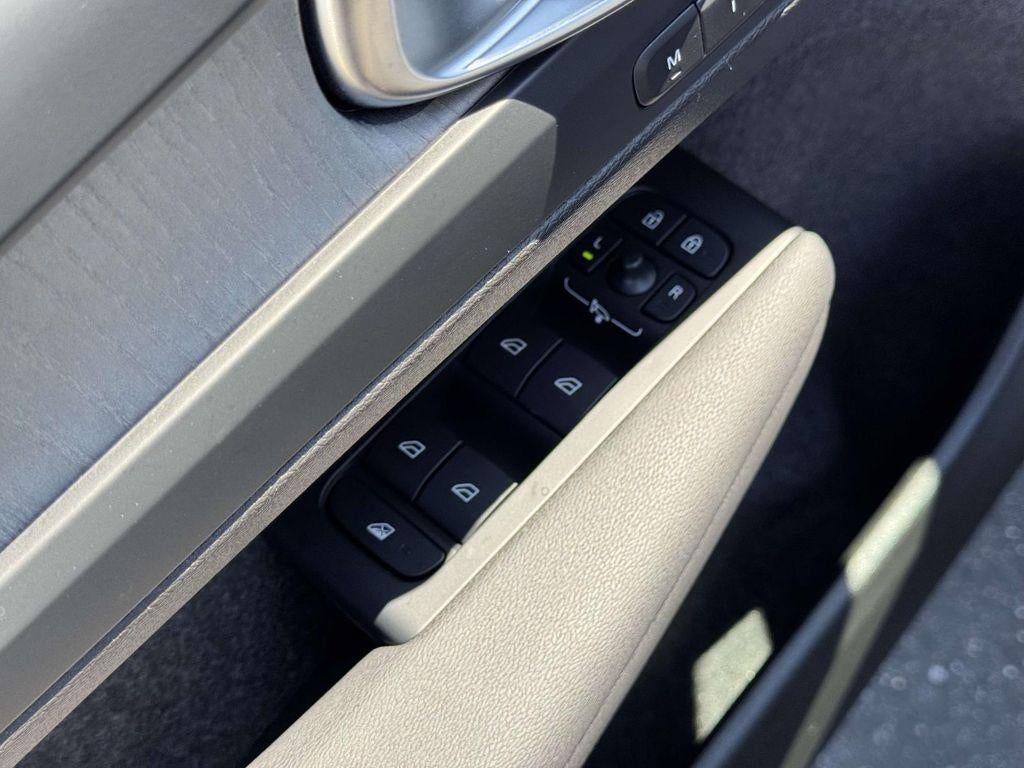 2026 Volvo XC40 Plus, B5 AWD Gas (mild hybrid), Dark