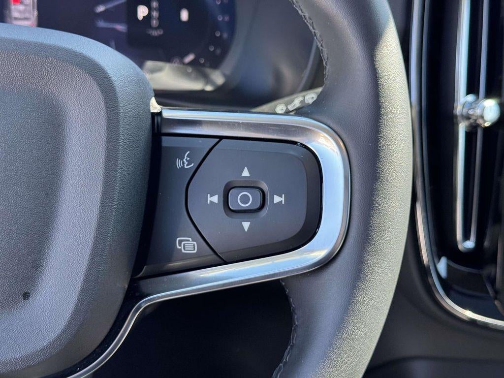 2026 Volvo XC40 Plus, B5 AWD Gas (mild hybrid), Dark