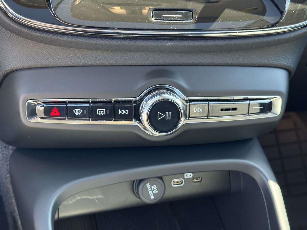 2026 Volvo XC40 Plus, B5 AWD Gas (mild hybrid), Dark