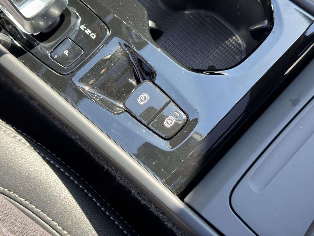 2026 Volvo XC40 Plus, B5 AWD Gas (mild hybrid), Dark