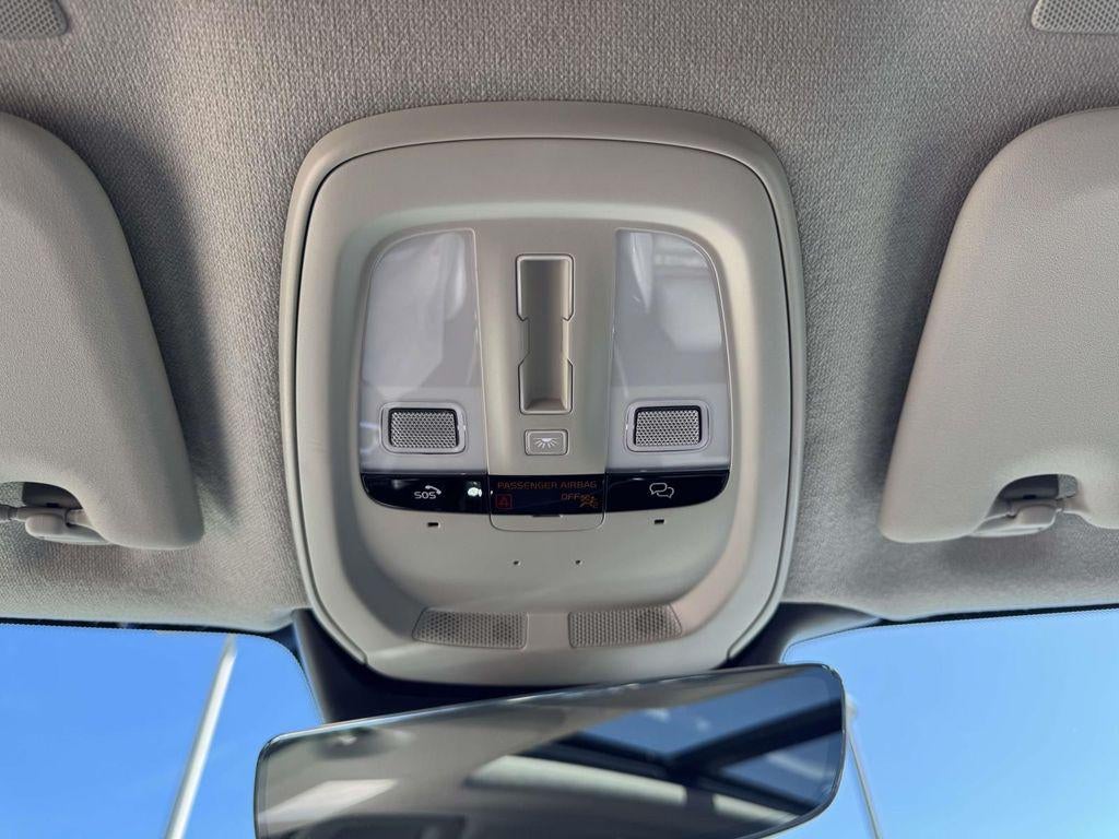 2026 Volvo XC40 Plus, B5 AWD Gas (mild hybrid), Dark