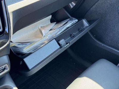 2026 Volvo XC40 Plus, B5 AWD Gas (mild hybrid), Dark