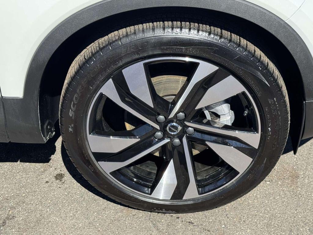 2026 Volvo XC40 Plus, B5 AWD Gas (mild hybrid), Dark