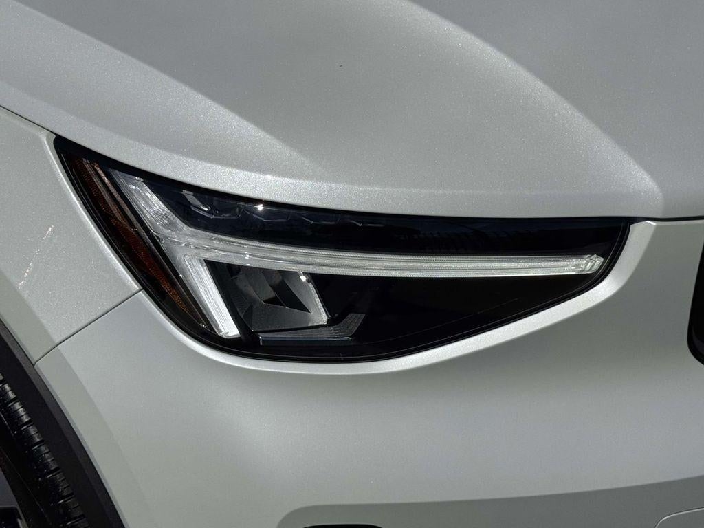 2026 Volvo XC40 Plus, B5 AWD Gas (mild hybrid), Dark