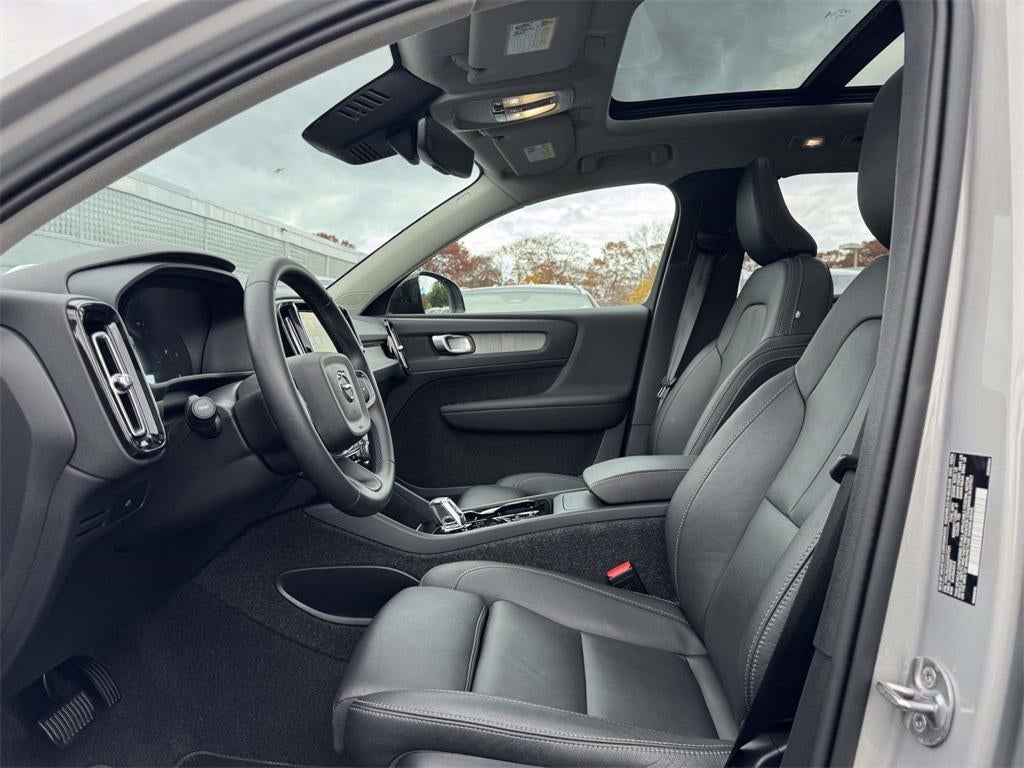 2025 Volvo XC40 B5 Plus Dark Theme