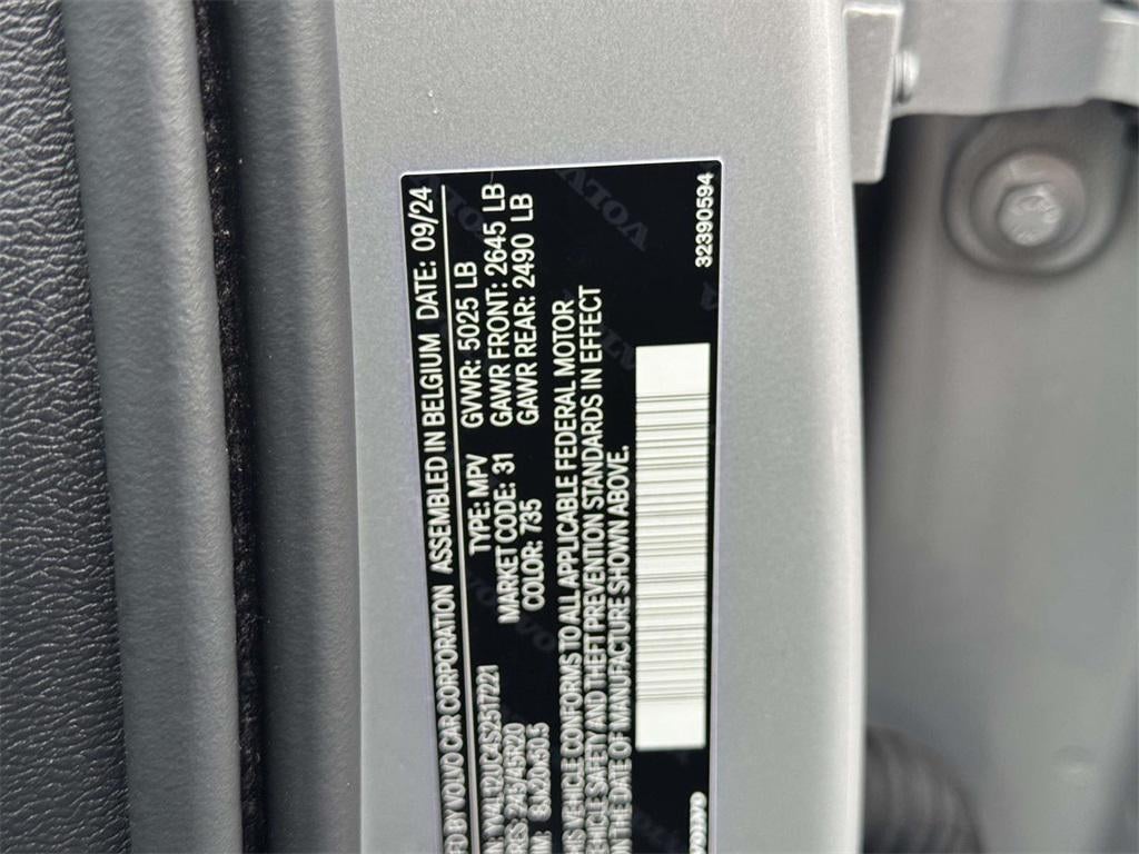 2025 Volvo XC40 B5 Plus Dark Theme