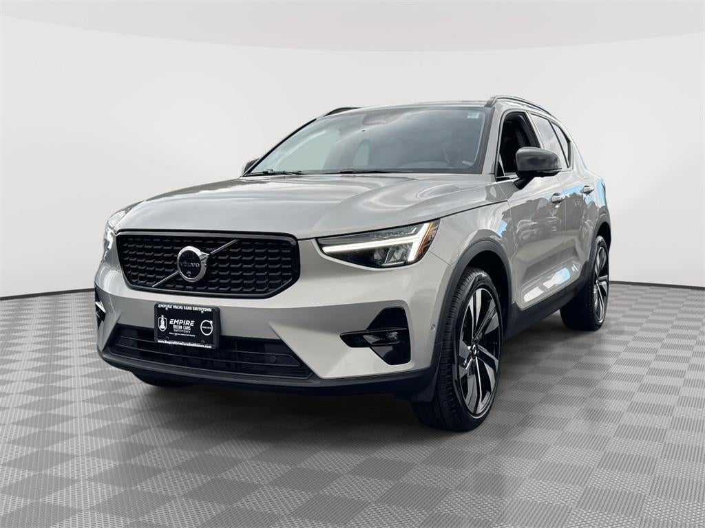 2025 Volvo XC40 B5 Plus Dark Theme