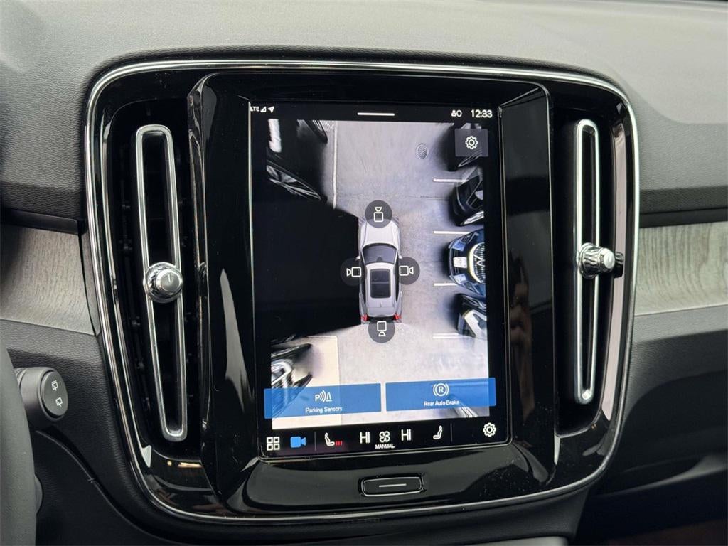 2025 Volvo XC40 B5 Plus Dark Theme