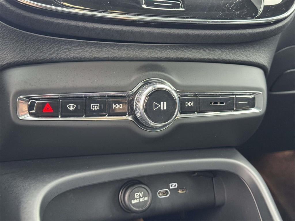 2025 Volvo XC40 B5 Plus Dark Theme