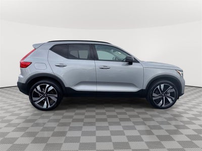 2025 Volvo XC40 B5 Plus Dark Theme
