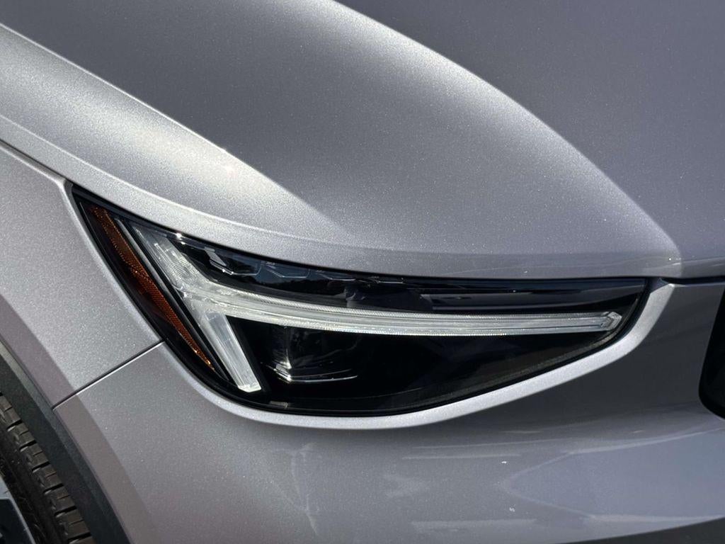 2026 Volvo XC40 Plus, B5 AWD Gas (mild hybrid), Dark