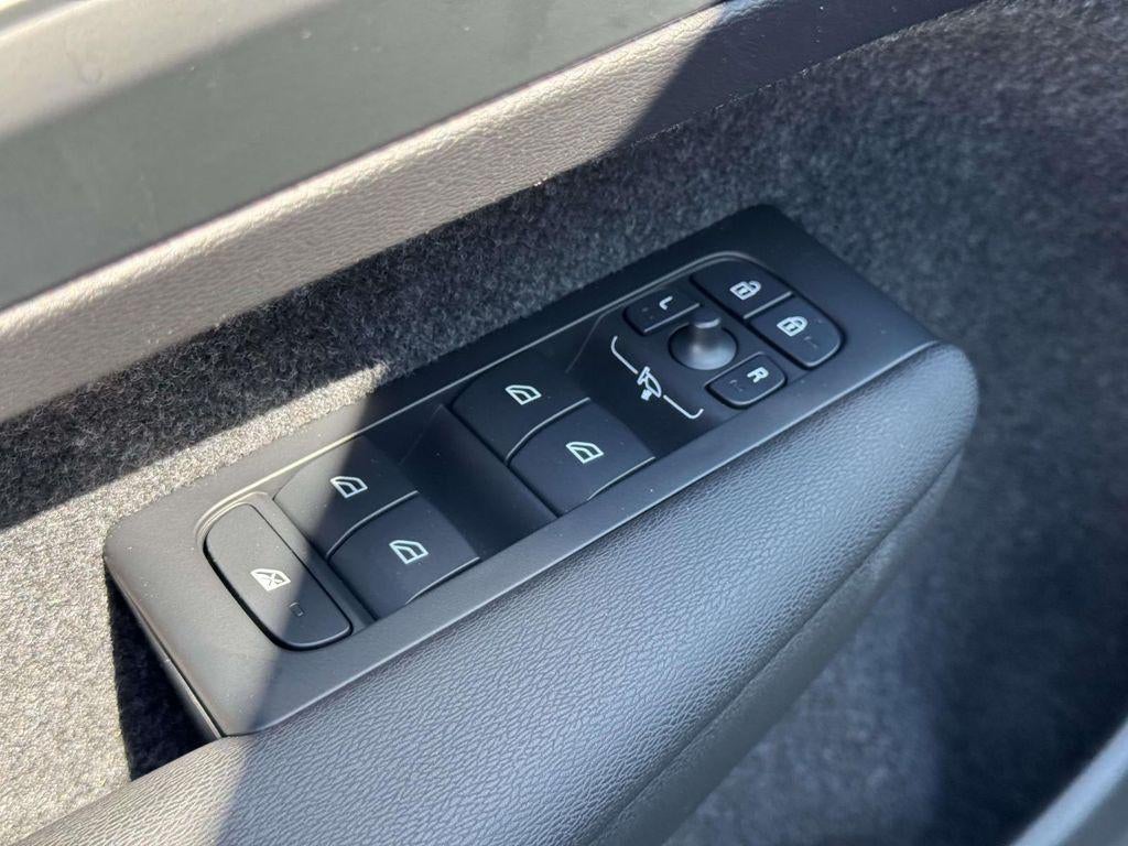 2026 Volvo XC40 Plus, B5 AWD Gas (mild hybrid), Dark