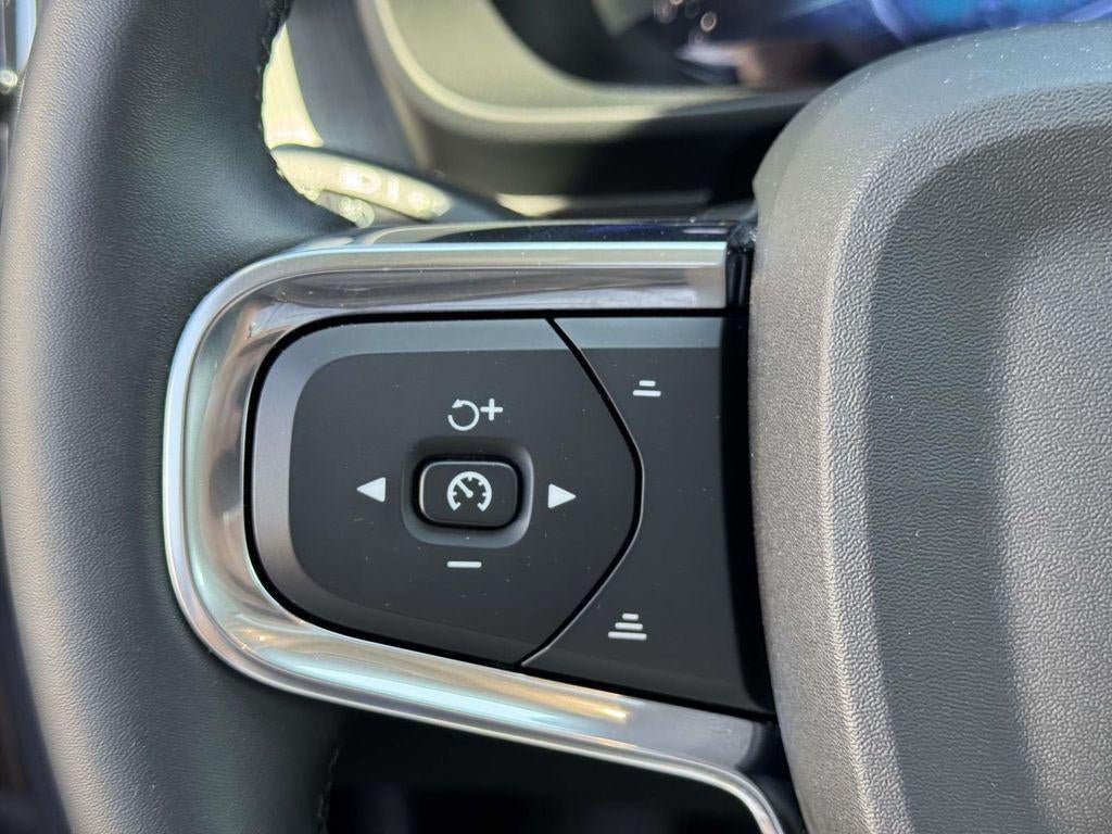 2026 Volvo XC40 Plus, B5 AWD Gas (mild hybrid), Dark