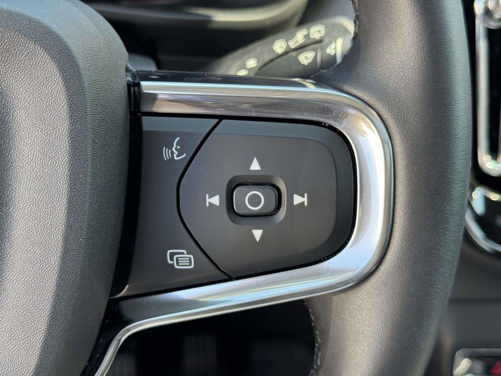 2026 Volvo XC40 Plus, B5 AWD Gas (mild hybrid), Dark