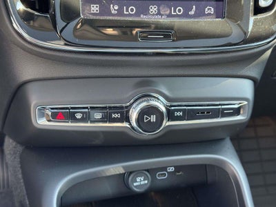 2026 Volvo XC40 Plus, B5 AWD Gas (mild hybrid), Dark