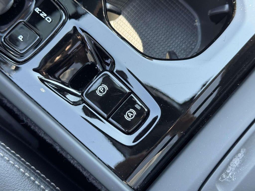 2026 Volvo XC40 Plus, B5 AWD Gas (mild hybrid), Dark