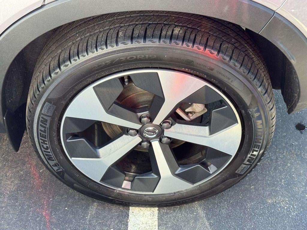 2026 Volvo XC40 Plus, B5 AWD Gas (mild hybrid), Dark