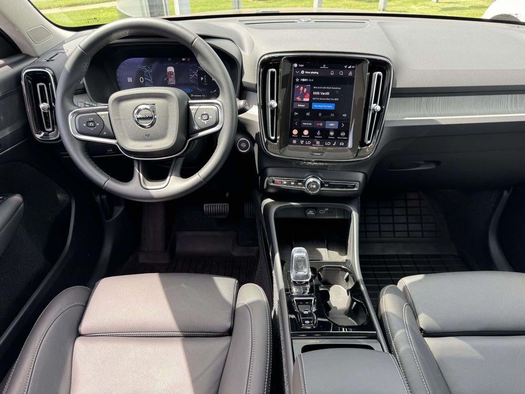 2026 Volvo XC40 Plus, B5 AWD Gas (mild hybrid), Dark