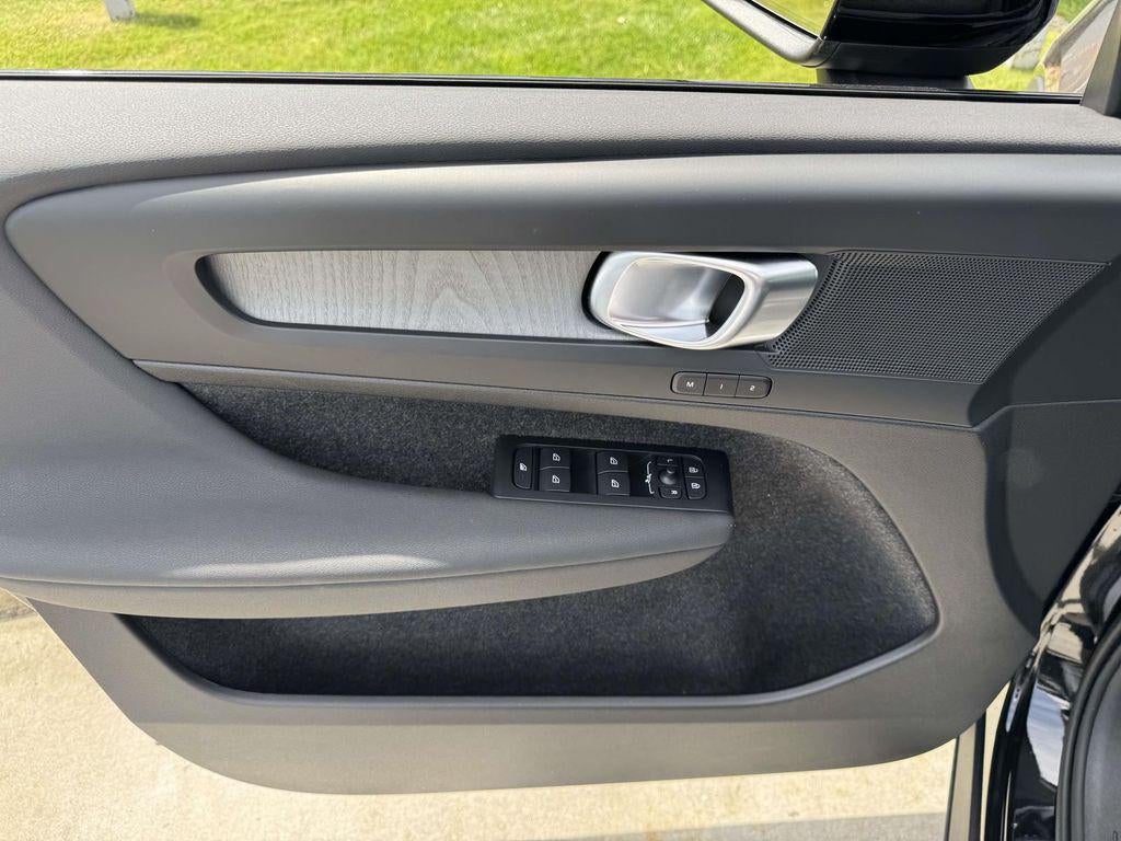 2026 Volvo XC40 Plus, B5 AWD Gas (mild hybrid), Dark