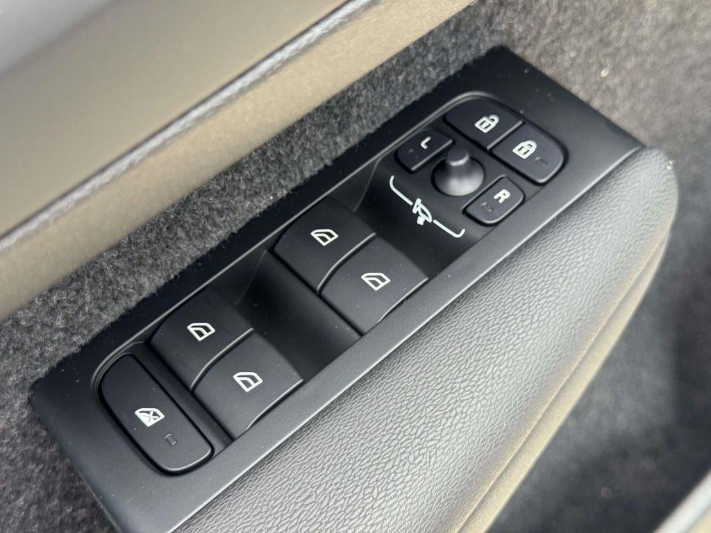 2026 Volvo XC40 Plus, B5 AWD Gas (mild hybrid), Dark