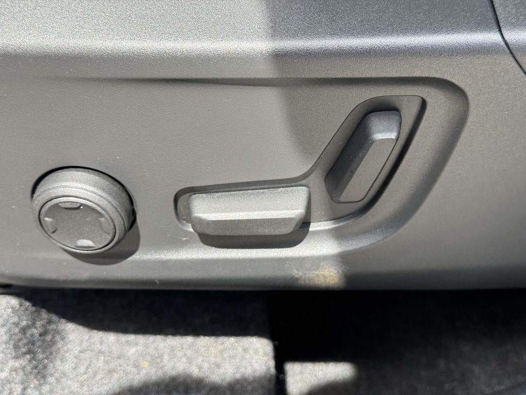 2026 Volvo XC40 Plus, B5 AWD Gas (mild hybrid), Dark