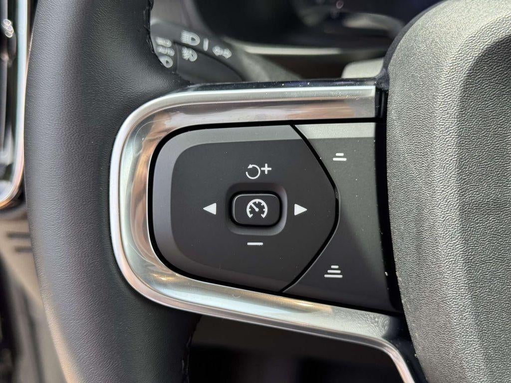 2026 Volvo XC40 Plus, B5 AWD Gas (mild hybrid), Dark