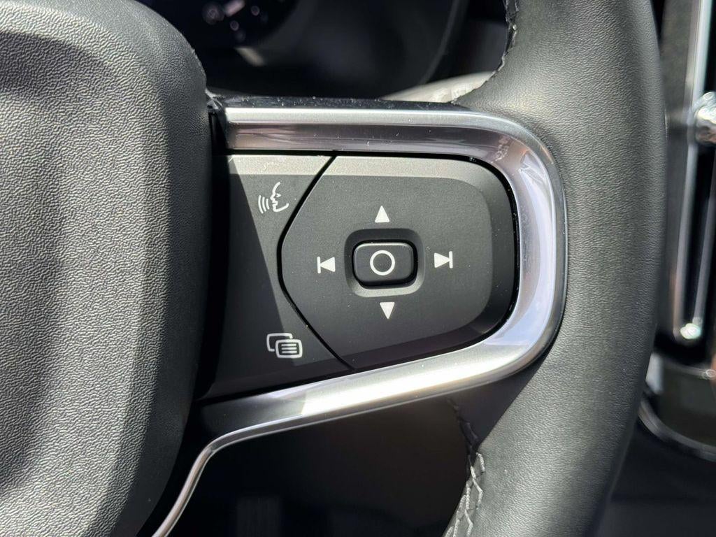 2026 Volvo XC40 Plus, B5 AWD Gas (mild hybrid), Dark