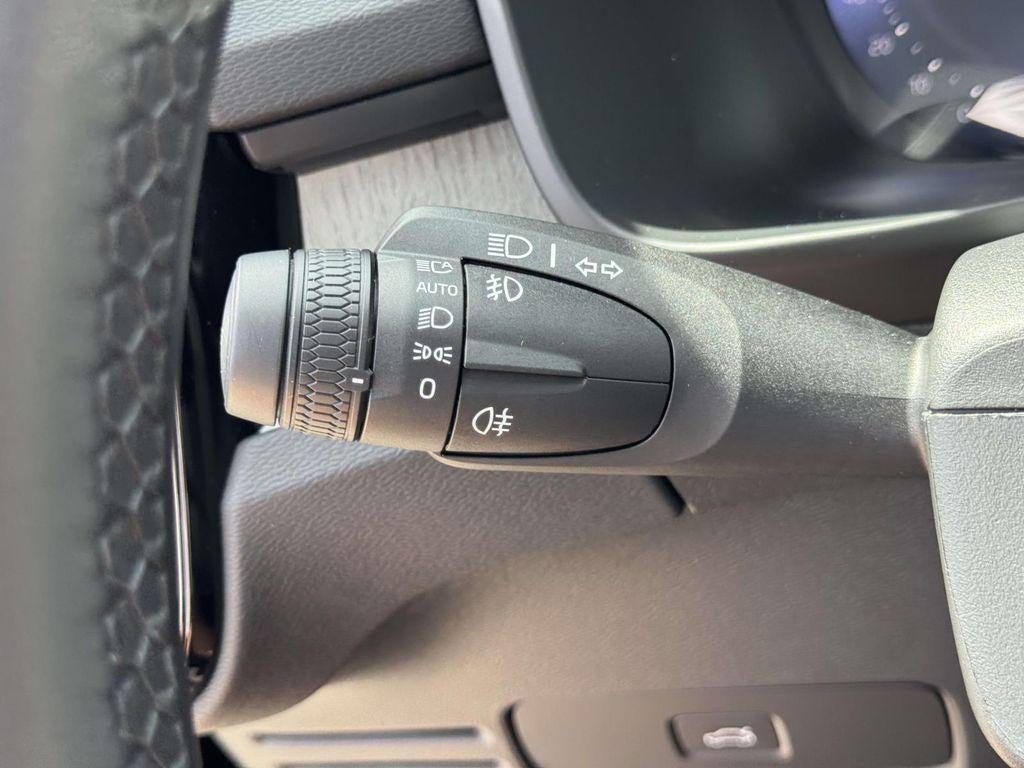 2026 Volvo XC40 Plus, B5 AWD Gas (mild hybrid), Dark