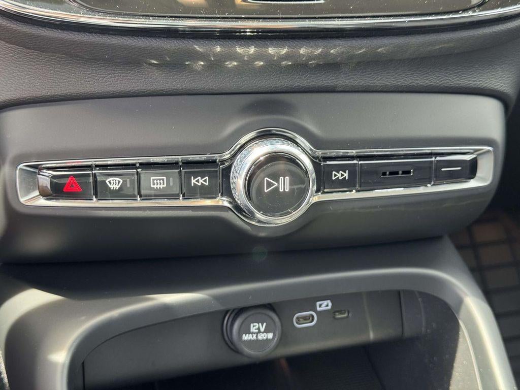 2026 Volvo XC40 Plus, B5 AWD Gas (mild hybrid), Dark