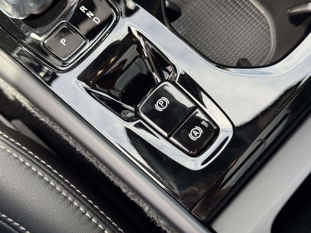 2026 Volvo XC40 Plus, B5 AWD Gas (mild hybrid), Dark