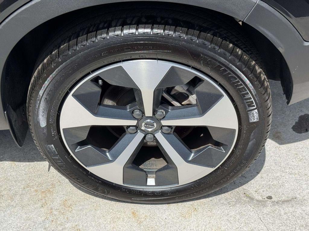 2026 Volvo XC40 Plus, B5 AWD Gas (mild hybrid), Dark