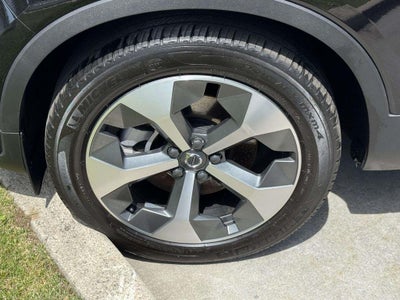 2026 Volvo XC40 Plus, B5 AWD Gas (mild hybrid), Dark