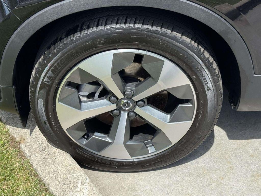 2026 Volvo XC40 Plus, B5 AWD Gas (mild hybrid), Dark