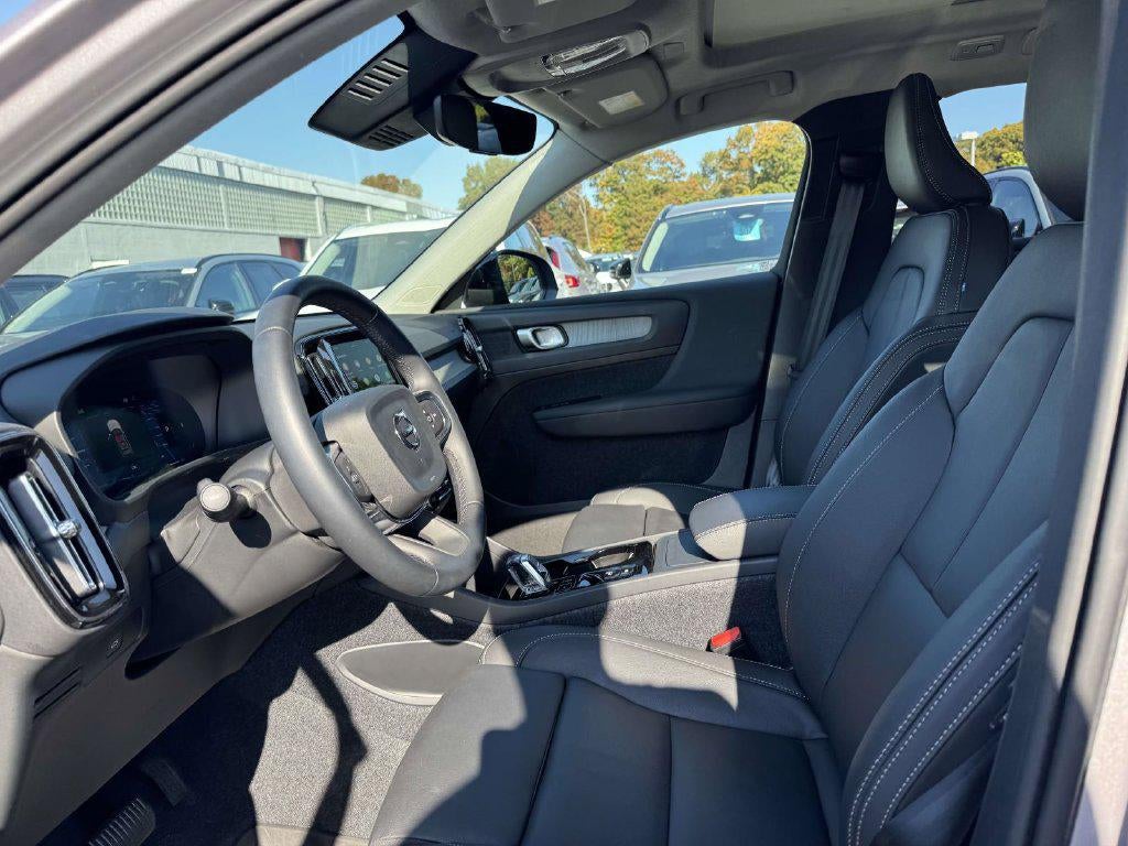 2026 Volvo XC40 Plus, B5 AWD Gas (mild hybrid), Dark