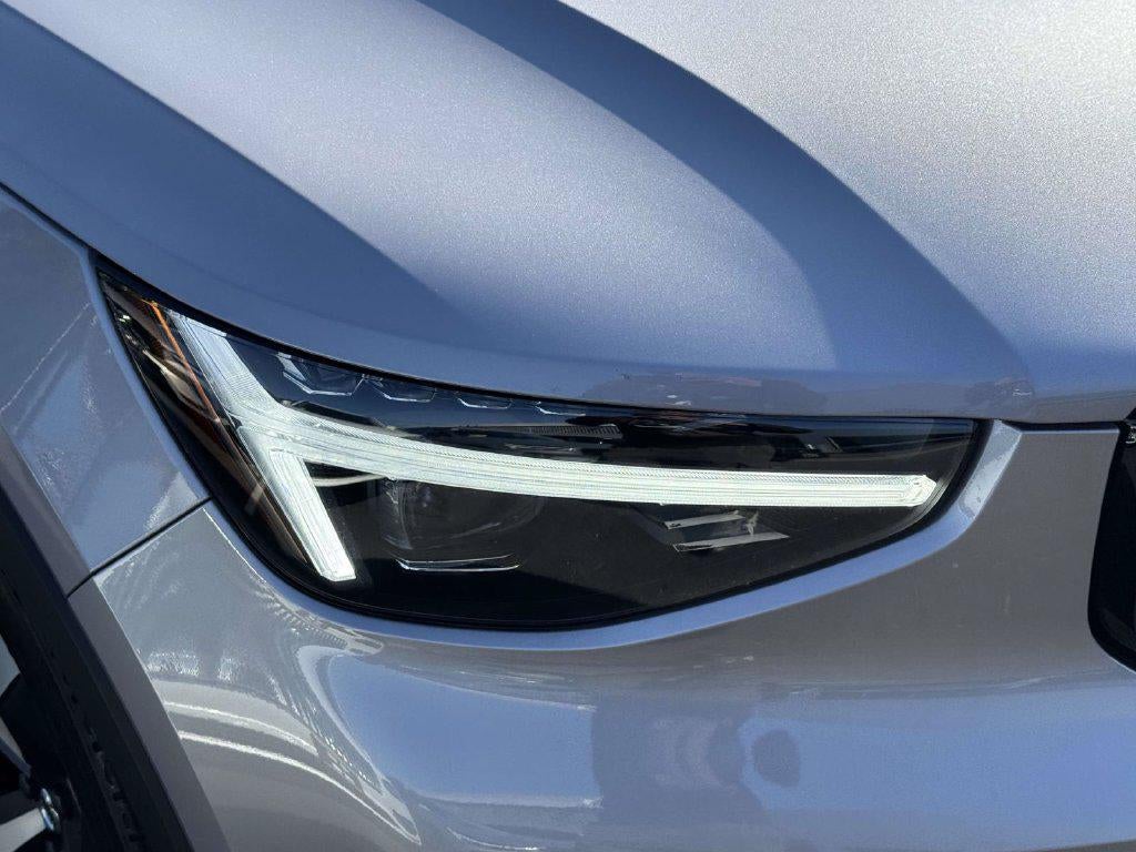 2026 Volvo XC40 Plus, B5 AWD Gas (mild hybrid), Dark