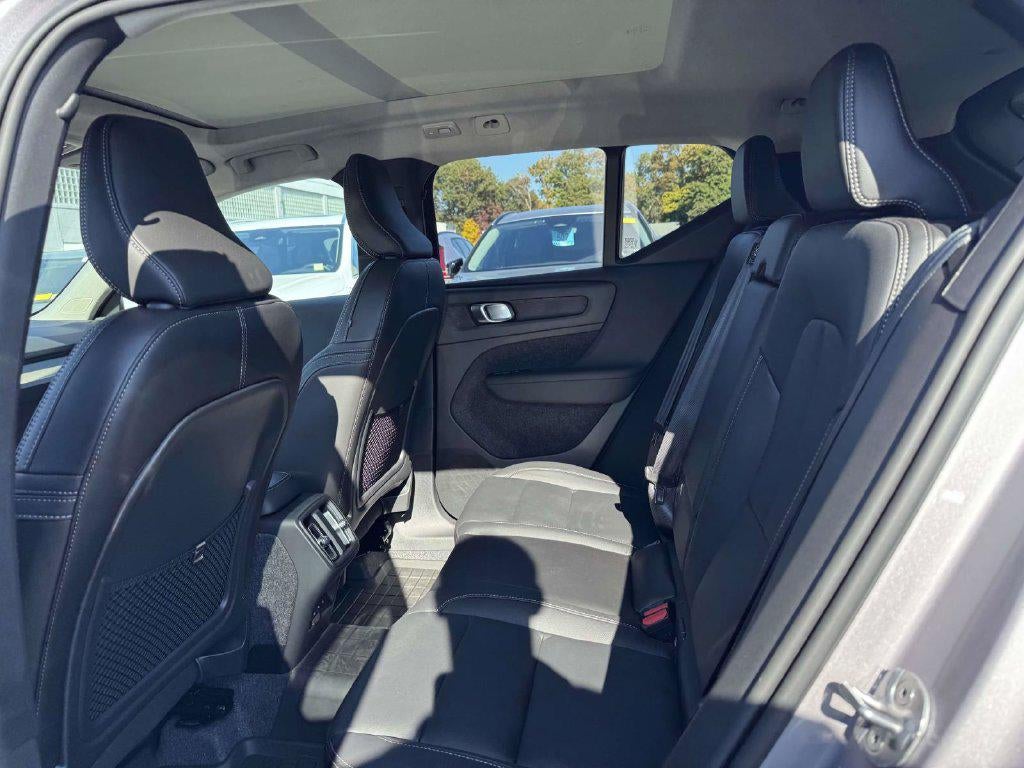 2026 Volvo XC40 Plus, B5 AWD Gas (mild hybrid), Dark