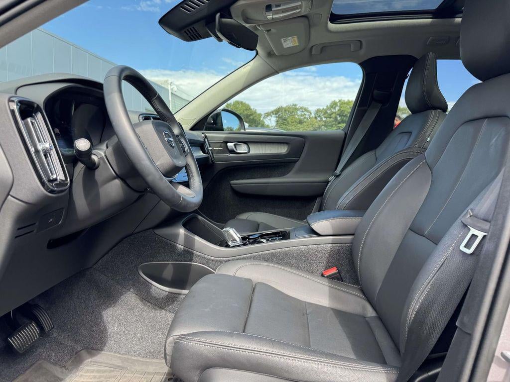 2026 Volvo XC40 Plus, B5 AWD Gas (mild hybrid), Dark