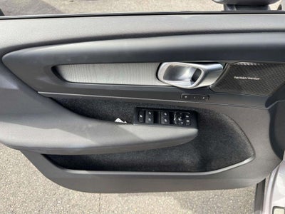 2026 Volvo XC40 Plus, B5 AWD Gas (mild hybrid), Dark